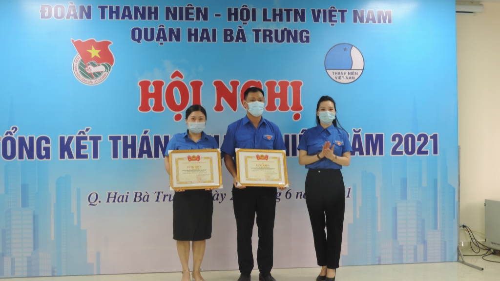 Các cá nhân xuất sắc được khen thưởng 