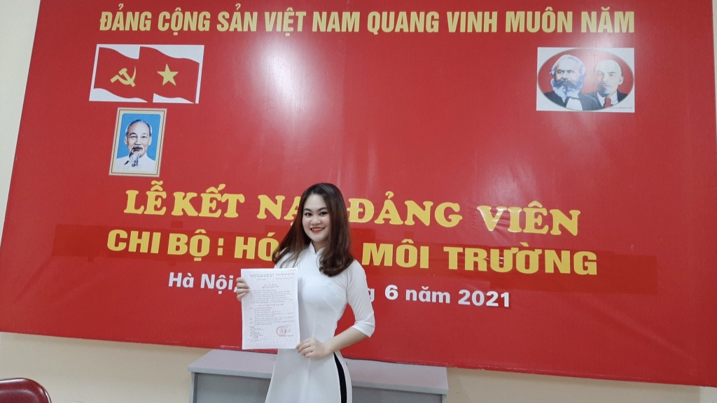 Vũ Thùy Linh vừa vinh dự được kết nạp Đảng 