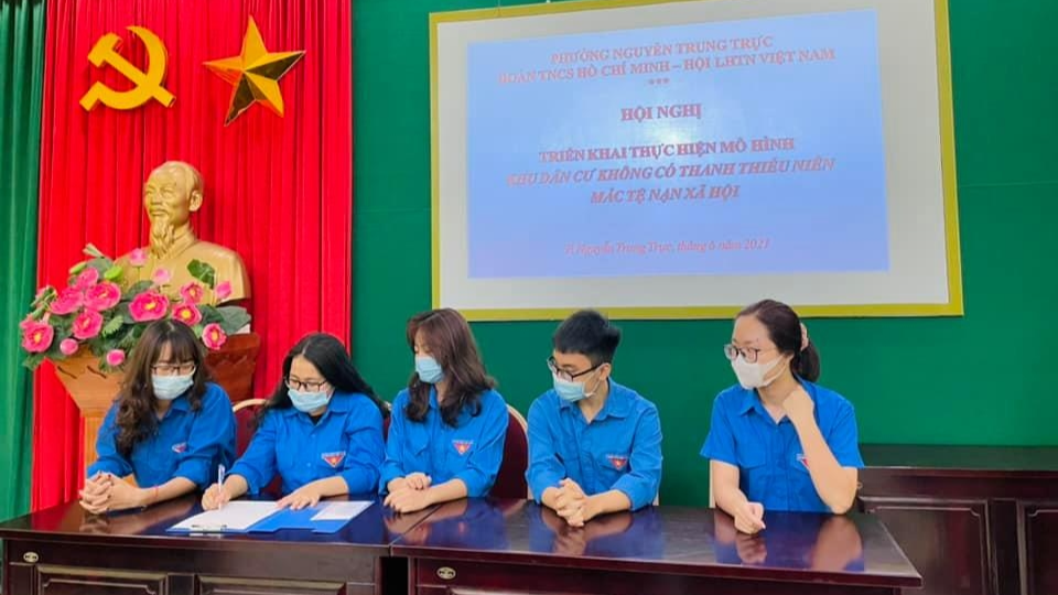 Các chi đoàn của phường Nguyễn Trung Trực ký cam kết 