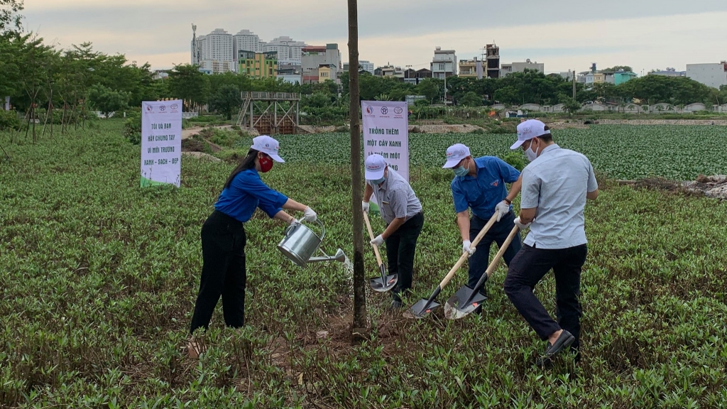 Đoàn viên, thanh niên huyện Thanh Trì tham gia trồng cây xanh 