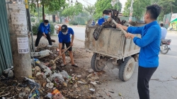 Người trẻ Hà Nội đội nắng ra quân dọn vệ sinh môi trường