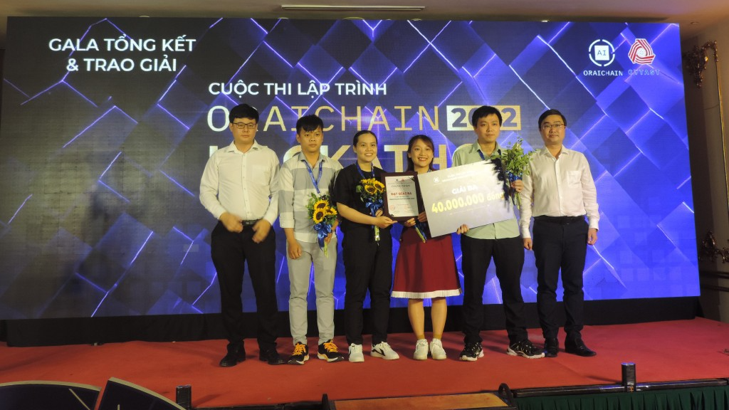 Các thành viên đội đạt gải Ba nhận phần thưởng 