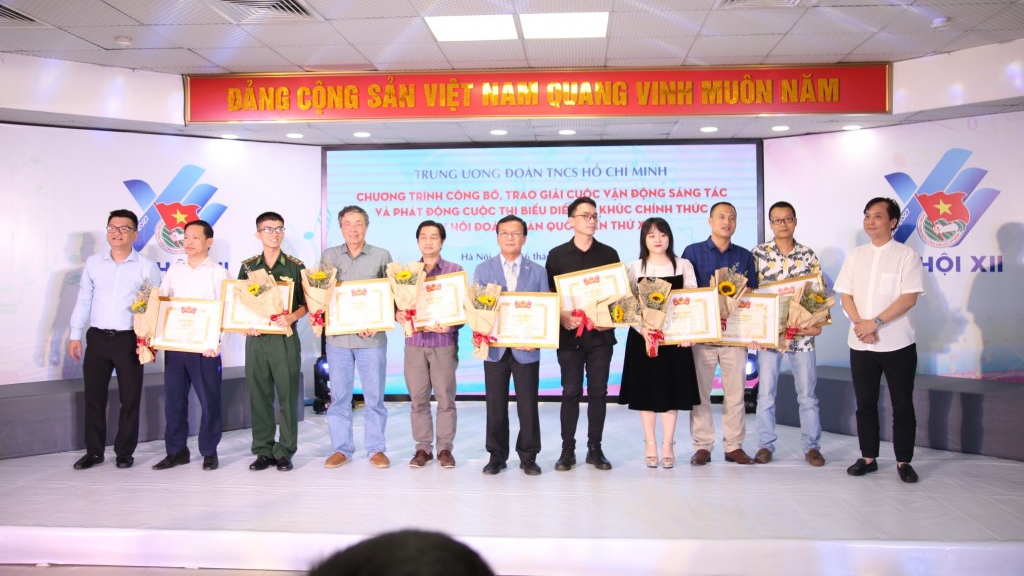 Các tác giả đoạt giải B được khen thưởng 
