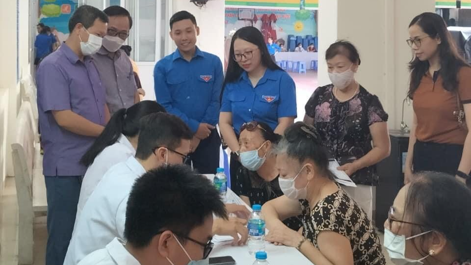 Các đồng chí lãnh đạo quận Hoàn Kiếm động viên y, bác sĩ trẻ khám bệnh tình nguyện