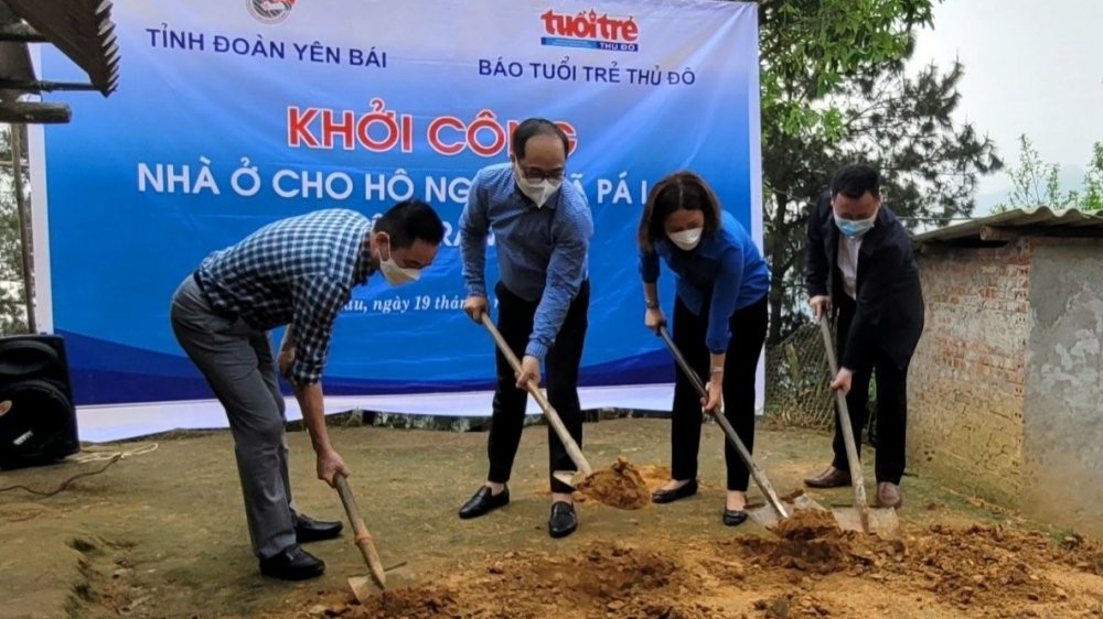 Lãnh đạo Báo Tuổi trẻ Thủ đô và lãnh đạo huyện Trạm Tấu  làm lễ động thổ để khởi công xây dựng nhà cho anh Thào A Dua (huyện  Trạm Tấu, tỉnh Yên Bái)