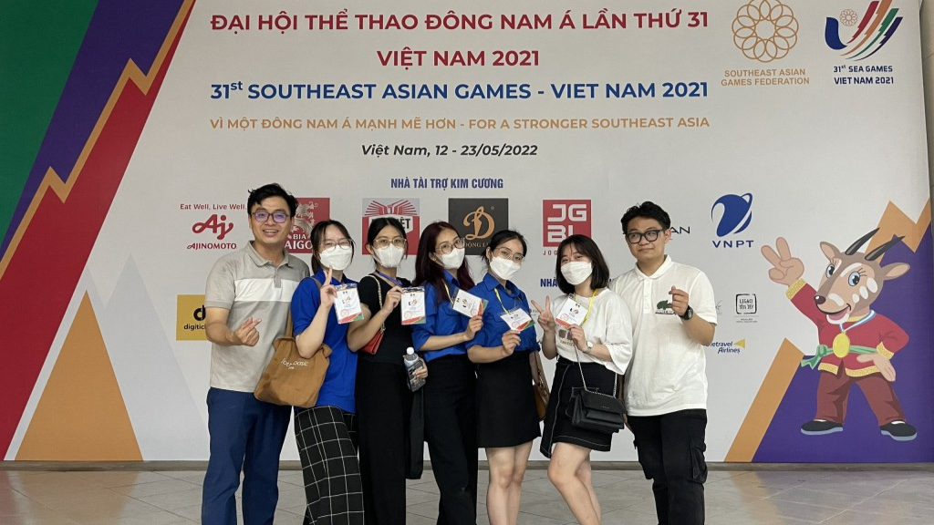 Nguyễn Thanh Hà (giữa) cùng các thành viên Trung tâm điều phối tình nguyện viên 