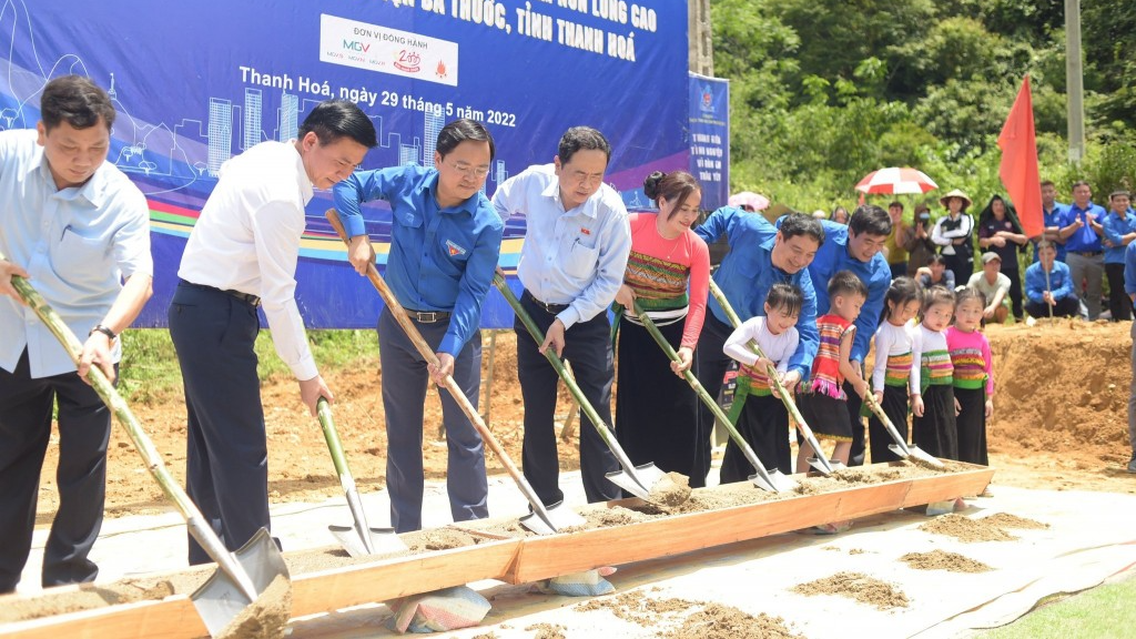 Các đồng chí lãnh đạo Đảng, Nhà nước, Trung ương Đoàn khởi công xây dựng điểm trường mầm non tại huyện Bá Thước, Thanh Hóa