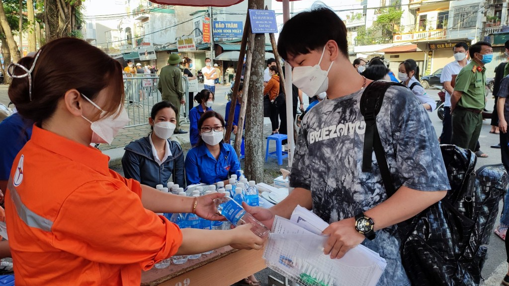 Tuổi trẻ EVNHANOI tặng nước các thí sinh 