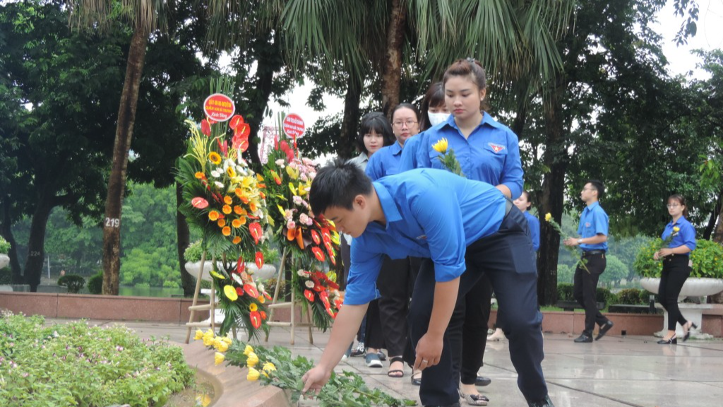 Đoàn viên, thanh niên trong quận dâng hoa lên Bác 