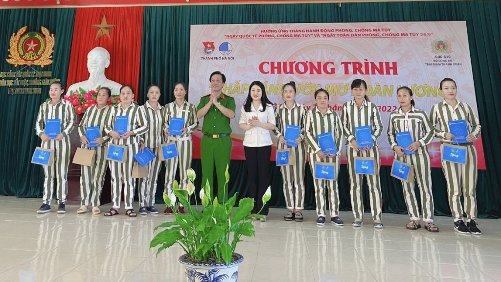 Ban tổ chức tặng quà 