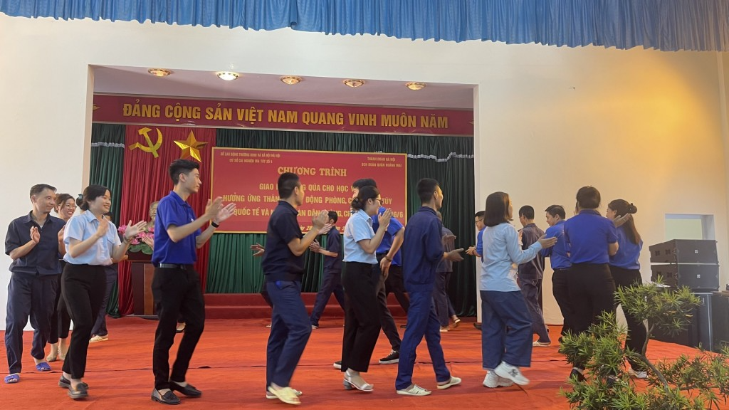 Đoàn viên, thanh niên giao lưu cùng học viên cai nghiện 