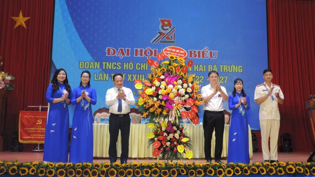 Lãnh đạo quận Hai Bà Trưng tặng hoa chúc mừng Đại hội 