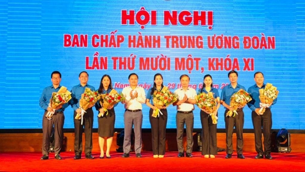 Đồng chí Phạm Tất Thắng, Ủy viên T.Ư Đảng, Phó Trưởng ban thường trực Ban Dân vận Trung ương và đồng chí Nguyễn Anh Tuấn - Ủy viên T.Ư Đảng, Bí thư thứ nhất T.Ư Đoàn tặng hoa chúc mừng các đồng chí được bầu vào Ban Thường vụ T.Ư Đoàn