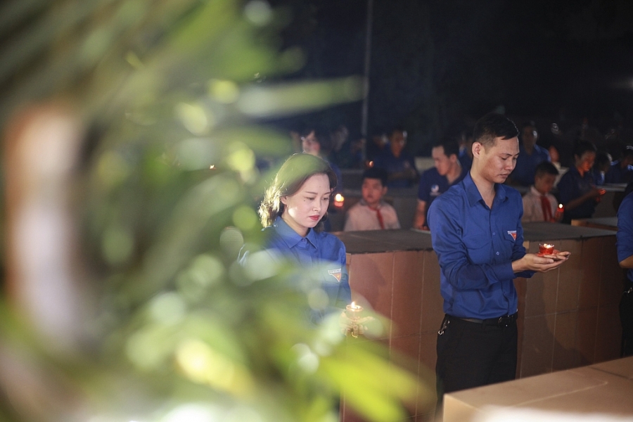 Tuổi trẻ Hoàng Mai thắp nến tri ân những người anh hùng