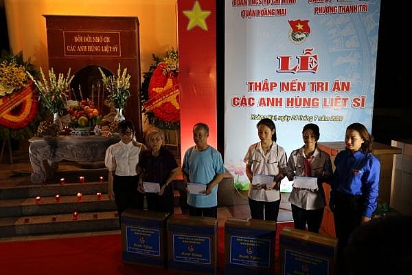 Tuổi trẻ Hoàng Mai thắp nến tri ân những người anh hùng