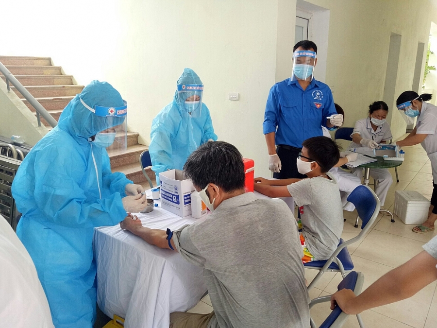 Thanh niên Hoàng Mai tình nguyện hỗ trợ tại các điểm xét nghiệm nhanh