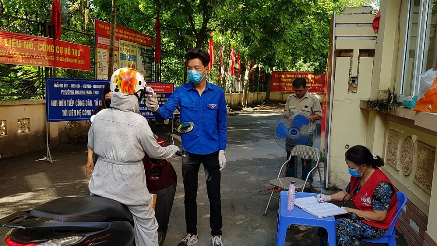 Thanh niên Hoàng Mai tình nguyện hỗ trợ tại các điểm xét nghiệm nhanh