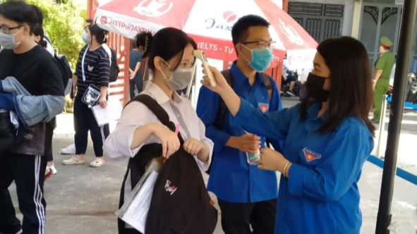 Thanh niên tình nguyện quận Hai Bà Trưng hỗ trợ đo nhiệt độ cho thí sinh 