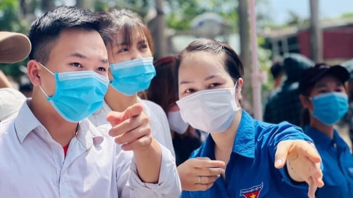 Thanh niên tình nguyện Thủ đô hỗ trợ các thí sinh 