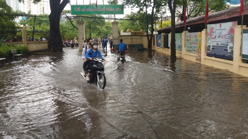 Hỗ trợ thí sinh di chuyển vào phòng thi 