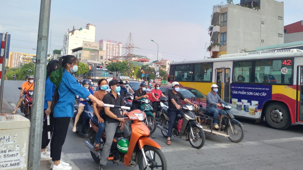 Hơn 100 thanh niên tình nguyện quận Hoàng Mai đồng hành cùng các sĩ tử