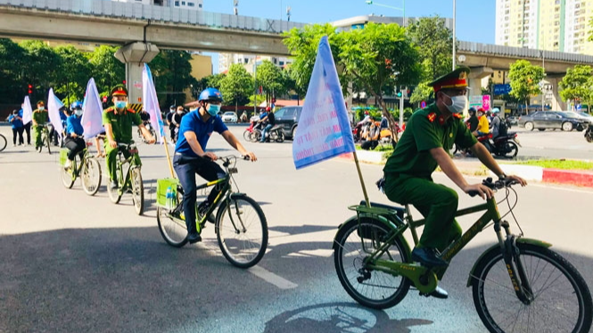 Thanh niên đạp xe tuyên truyền bảo vệ môi trường, xây dựng đô thị văn minh 