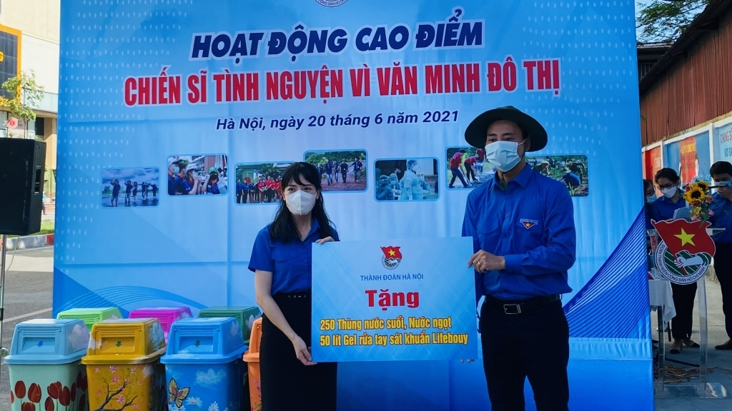 Phó Bí thư Thường trực Thành đoàn Hà Nội Nguyễn Đức Tiến trao vật phẩm tới đại diện Quận đoàn Hà Đông