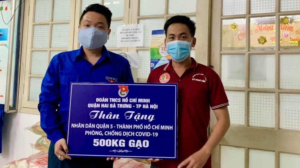 Tuổi trẻ quận Hai Bà Trưng tặng quà hỗ trợ Nhân dân quận 5 Thành phố Hồ Chí Minh chống dịch 