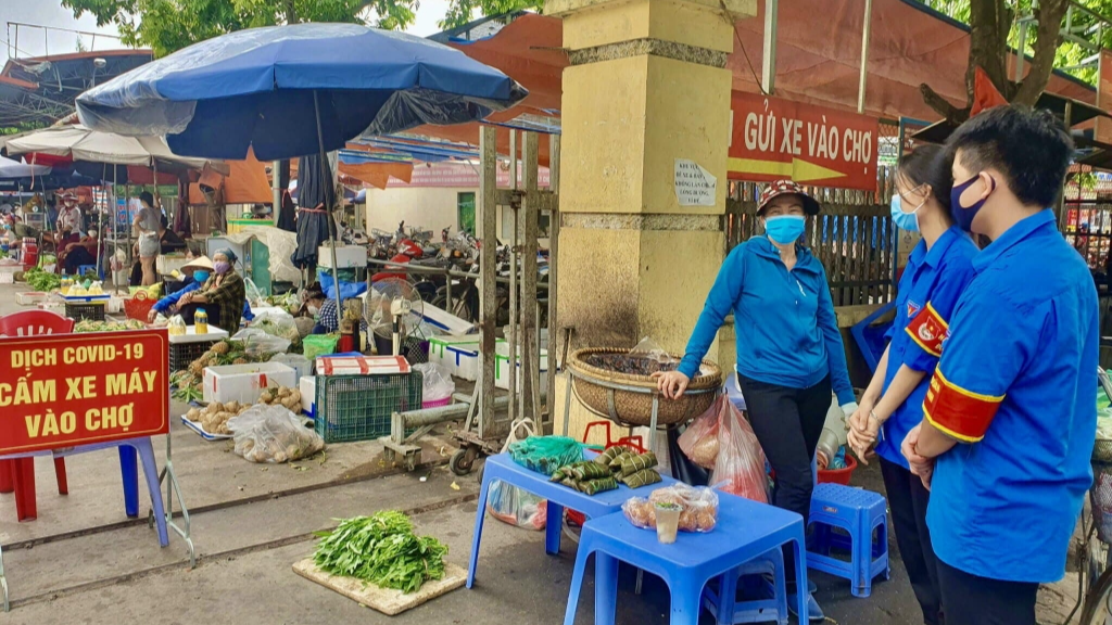 Thanh niên tuyên truyền nhắc nhở người dân 