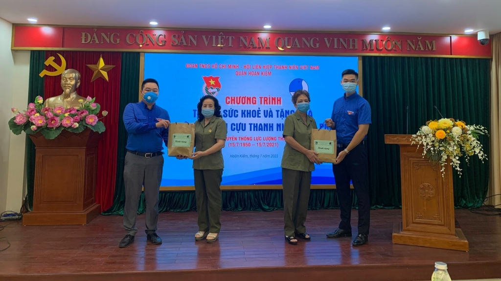 Tuổi trẻ quận Hoàn Kiếm rao tặng quà  tới cựu TNXP
