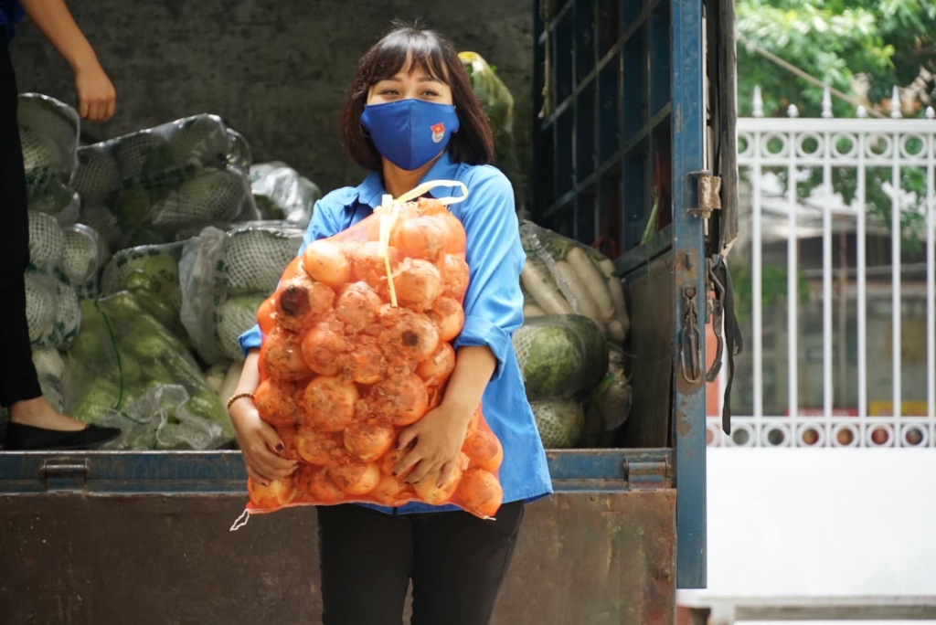 Thanh niên quận Hà Đông vận chuyển thực phẩm hỗ trợ Nhân dân phòng chống dịch