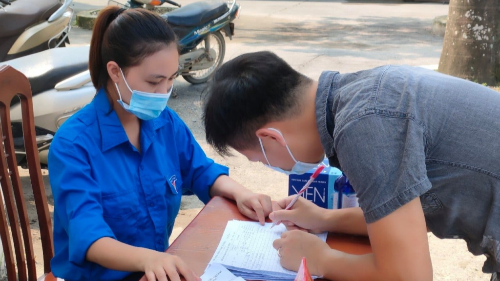 Thanh niên tình nguyện huyện Thanh Oai hỗ trợ phòng chống dịch tại điểm tiêm vắc -xin phòng Covid-19