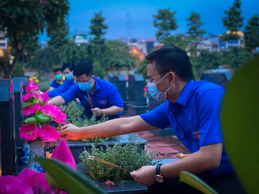 Lãnh đạo Thành đoàn cùng đoàn viên, thanh niên thắp hương, nến tri ân các anh hùng liệt sỹ tại Nghĩa trang Mai dịch, Hà Nội