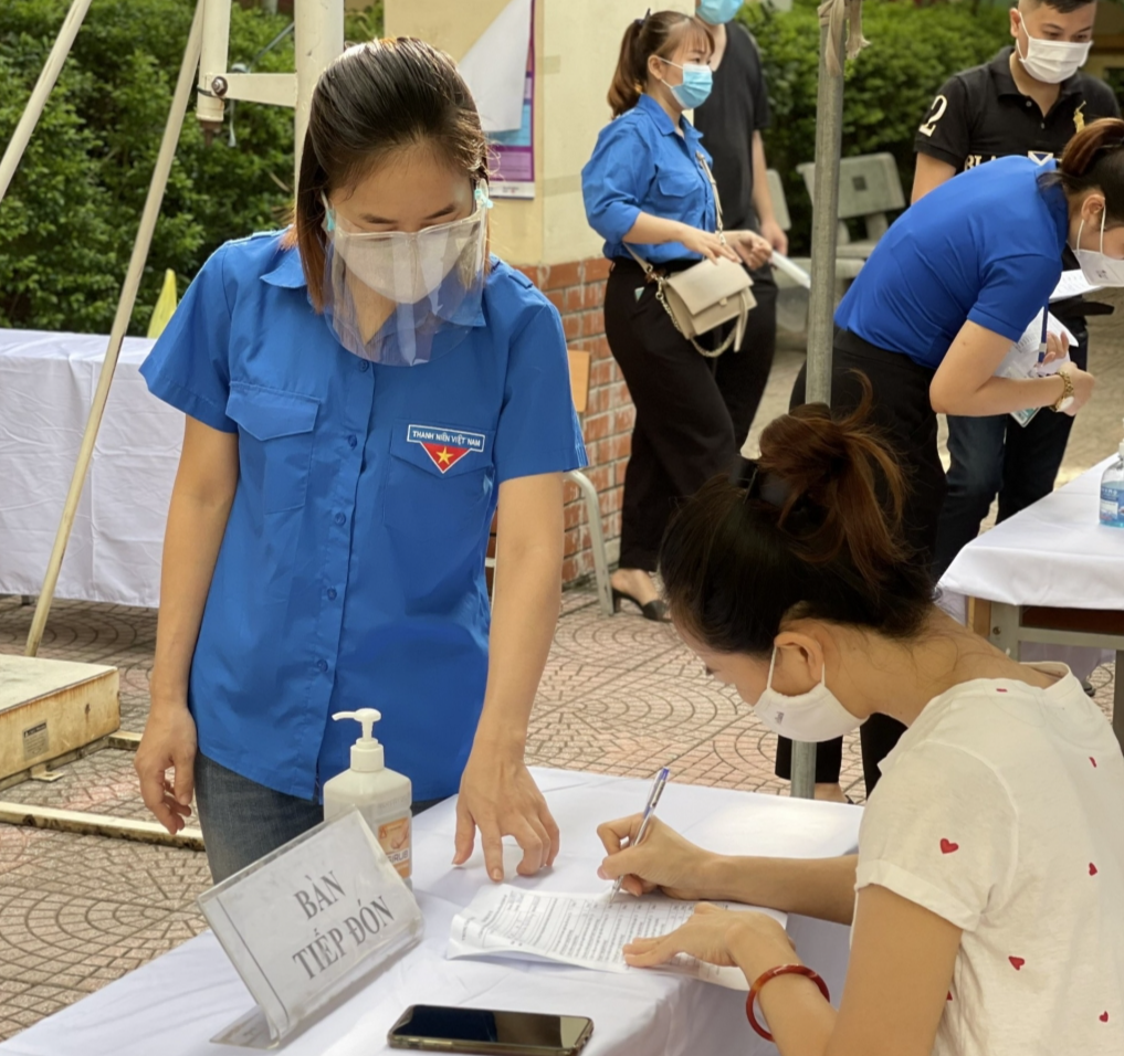Thanh niên Hoàng Mai xung kích hỗ trợ các điểm tiêm vắc-xin phòng Covid-19