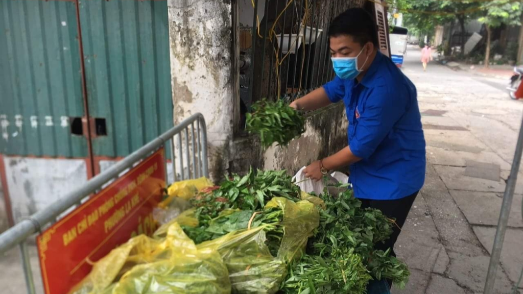 Ngoài thực phẩm các bạn trẻ sẵn sàng hỗ trợ người dân mua các mặt hàng thiết yếu khác