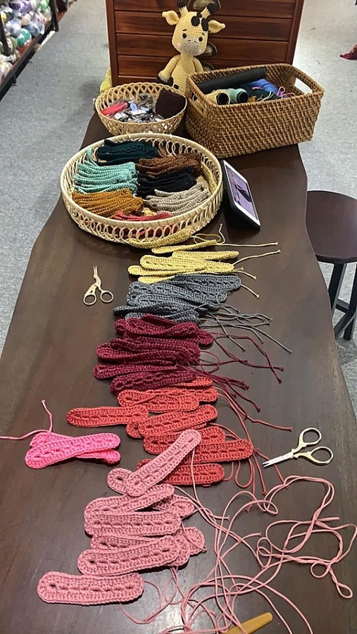 Làm “tai giả” từ len gửi tuyến đầu đẩy lùi Covid-19