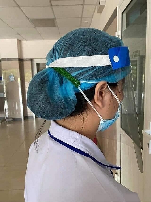 Làm “tai giả” từ len gửi tuyến đầu đẩy lùi Covid-19