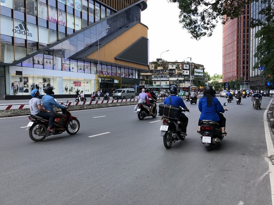 “Cõng loa” tuyên truyền, hướng dẫn nhân dân cài đặt Bluezone