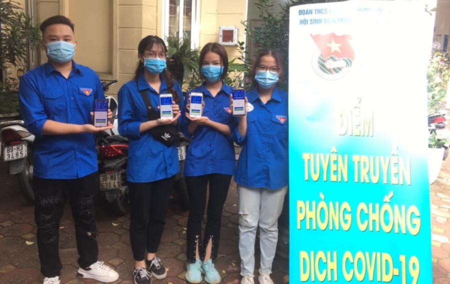 “Cõng loa” tuyên truyền, hướng dẫn nhân dân cài đặt Bluezone
