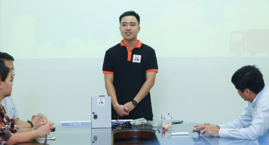 Trắng đêm chế tạo máy nhắc uống thuốc tặng bệnh nhân Covid-19