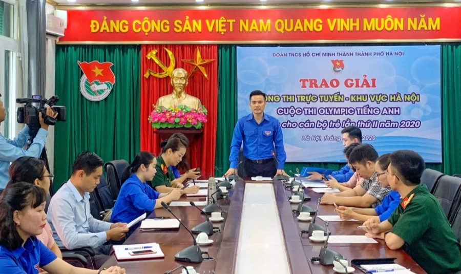 Trao giải tuần cuộc thi Olympic tiếng Anh dành cho cán bộ trẻ