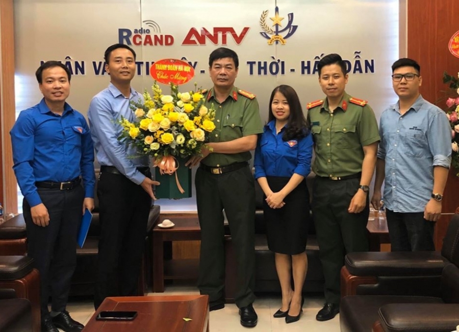 Thường trực Thành đoàn Hà Nội chúc mừng các đơn vị Công an nhân dân