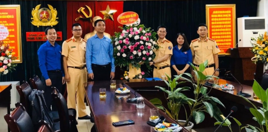 Thường trực Thành đoàn Hà Nội chúc mừng các đơn vị Công an nhân dân