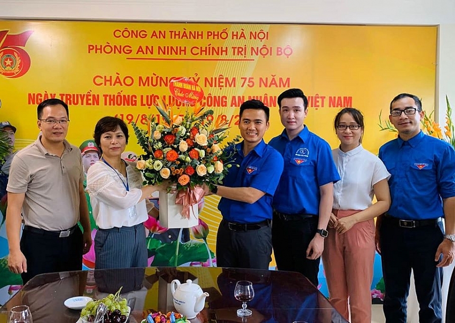 Thường trực Thành đoàn Hà Nội chúc mừng các đơn vị Công an nhân dân