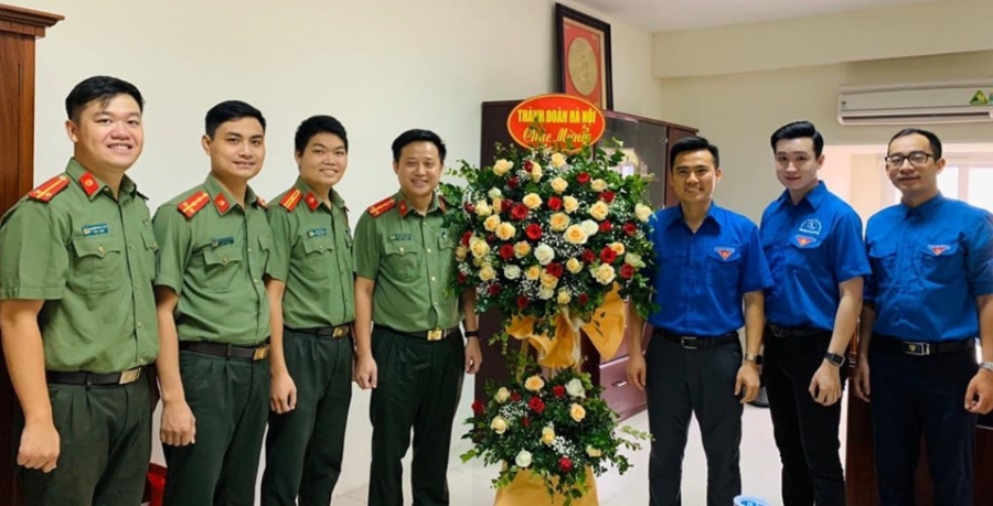 Thường trực Thành đoàn Hà Nội chúc mừng các đơn vị Công an nhân dân