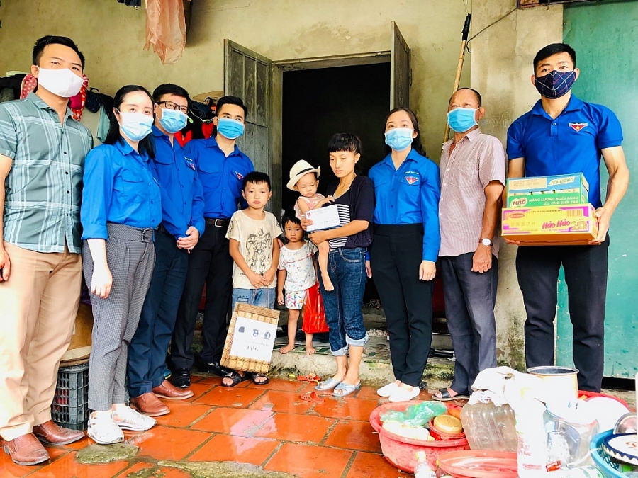 Thiếu nhi nghèo huyện Thanh Trì nhận quà “Ngày mai có nắng”