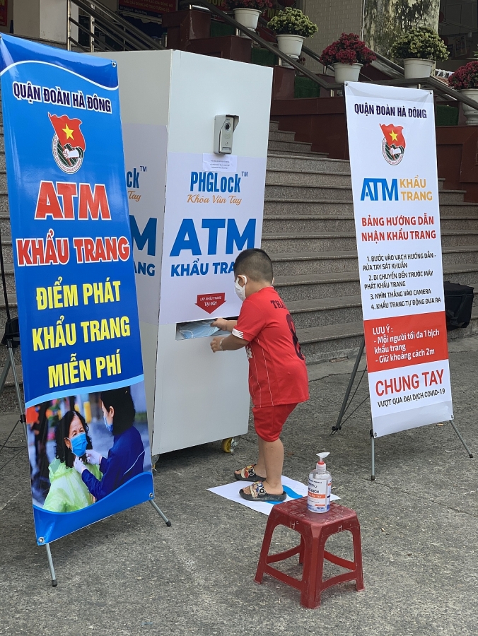 Chung tay phòng chống Covid-19, tuổi trẻ Hà Đông lắp “ATM khẩu trang” miễn phí