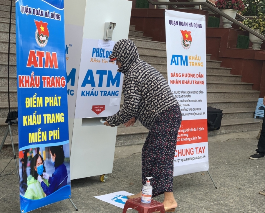 Chung tay phòng chống Covid-19, tuổi trẻ Hà Đông lắp “ATM khẩu trang” miễn phí