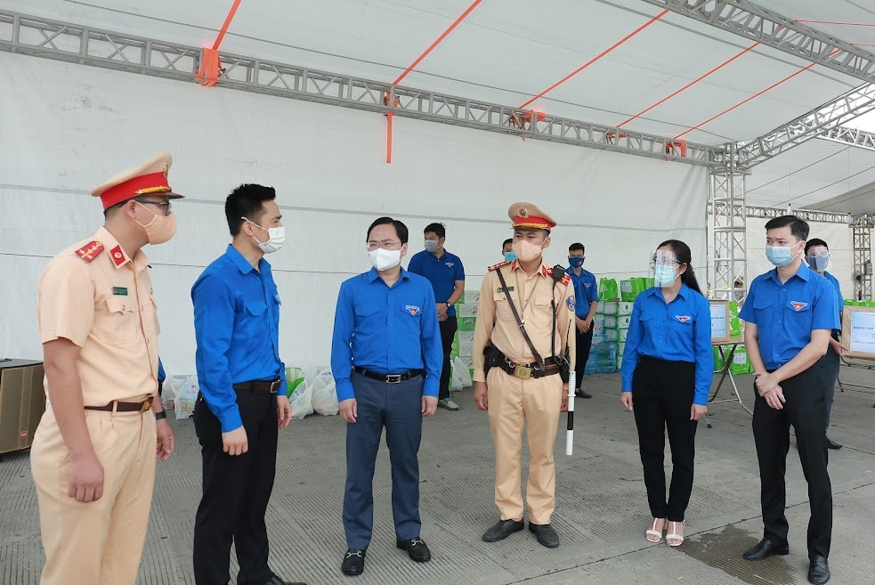 Hà Nội: Các chốt kiểm soát và tài xế đường dài nhận quà của cán bộ Đoàn