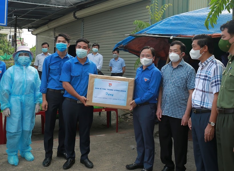 Hà Nội: Các chốt kiểm soát và tài xế đường dài nhận quà của cán bộ Đoàn